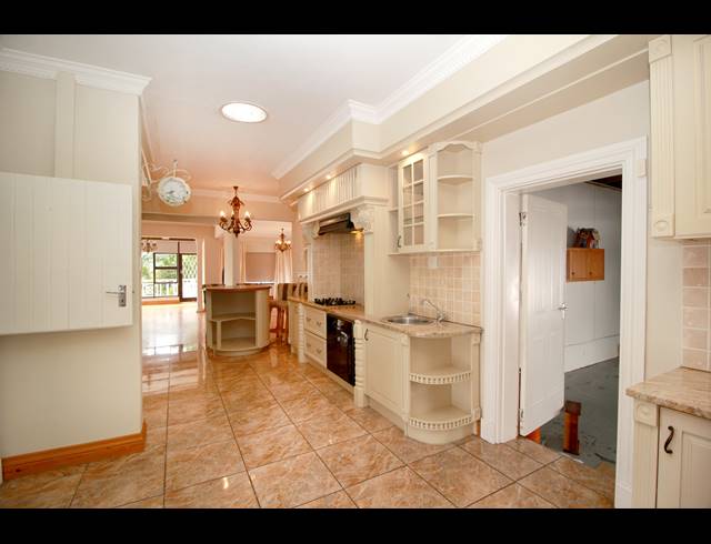 4 BEDROOM HOUSE FOR SALE IN HARTENBOS CENTRAL